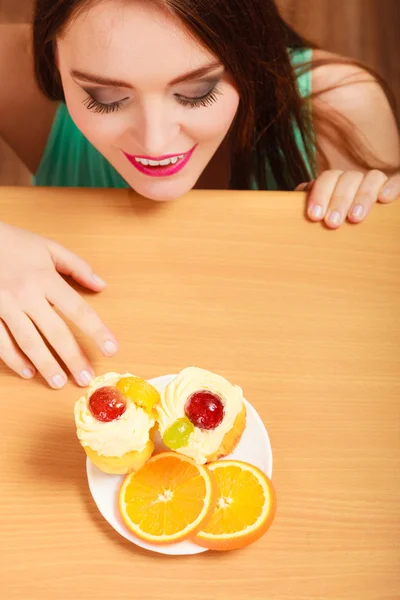 Donna guardando deliziosa torta dolce. Golosità . — Foto Stock