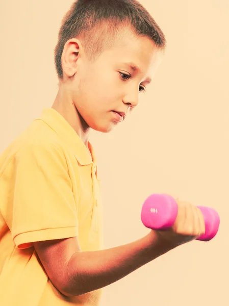 Sport garçon faire de l'exercice avec haltère . — Photo