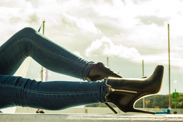 Kvinna ben i denim byxor klackar skor utomhus — Stockfoto