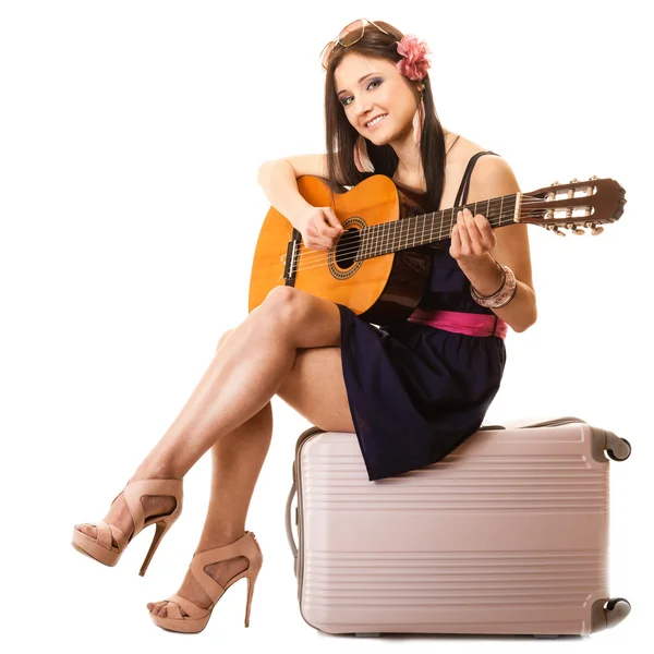 Amante da música, menina de verão com guitarra e mala — Fotografia de Stock