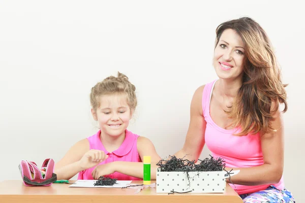 Menina trabalhar com a mãe — Fotografia de Stock