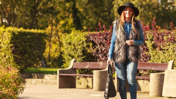 Stijlvolle vrouw op lucht — Stockfoto