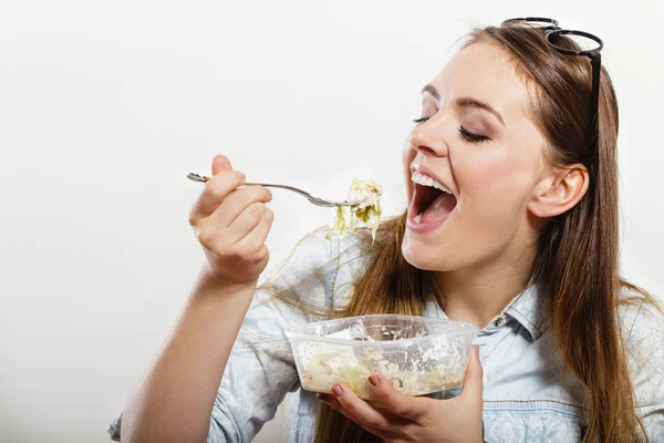 Mujer comiendo ensalada de verduras frescas. — Foto de Stock