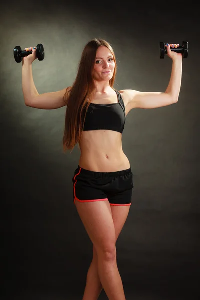 Mujer haciendo ejercicio con pesas. —  Fotos de Stock