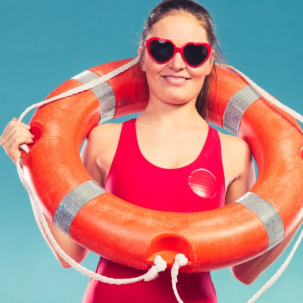 Mujer feliz en gafas de sol con boya anillo salvavidas . — Foto de Stock