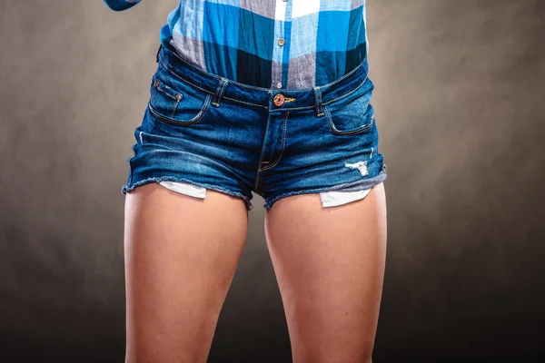 Sexy mulher vestindo shorts . — Fotografia de Stock