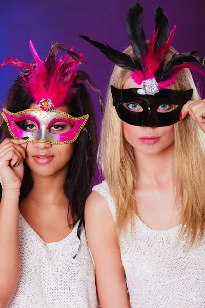 Vrouwen in Carnaval Venetiaanse maskers — Stockfoto