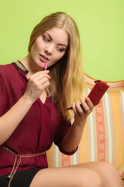 Mujer atractiva aplicando lápiz labial. Maquillaje.. — Foto de Stock