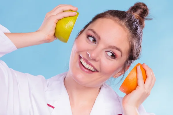 Nutricionista nutricionista feliz com toranja . — Fotografia de Stock