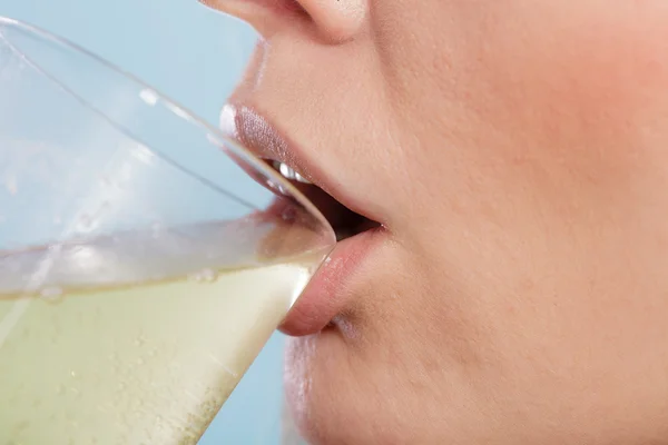 Pastilla de bebida humana disuelta en agua. Asistencia sanitaria . — Foto de Stock