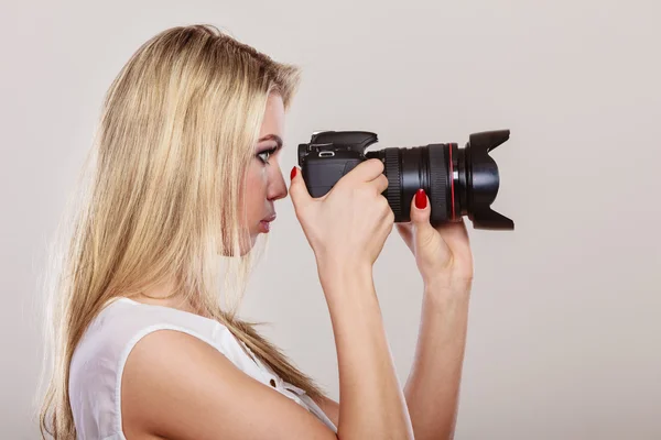 Beautiful woman with camera. — Stock Photo, Image