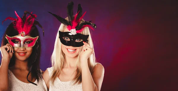 Deux femmes avec des masques vénitiens de carnaval — Photo