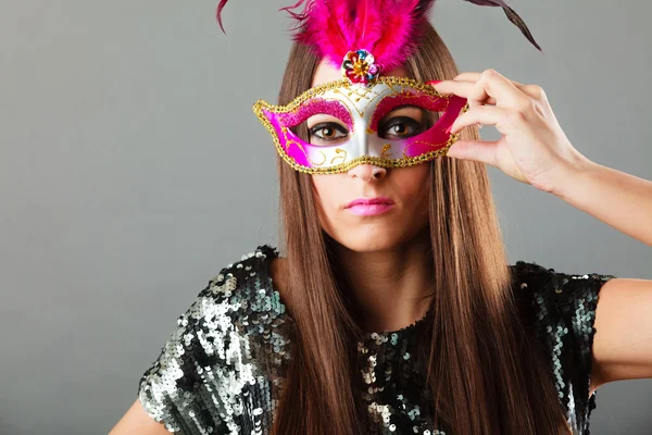 Vrouw gezicht met carnaval masker op grijs — Stockfoto