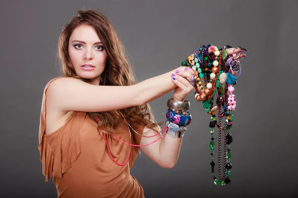 Jolie femme avec des colliers de bijoux bracelets bague — Photo