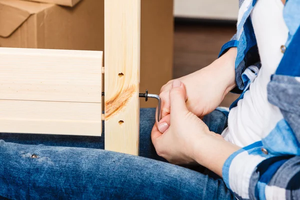 Монтаж деревянной мебели с помощью шестигранного ключа. DIY . — стоковое фото