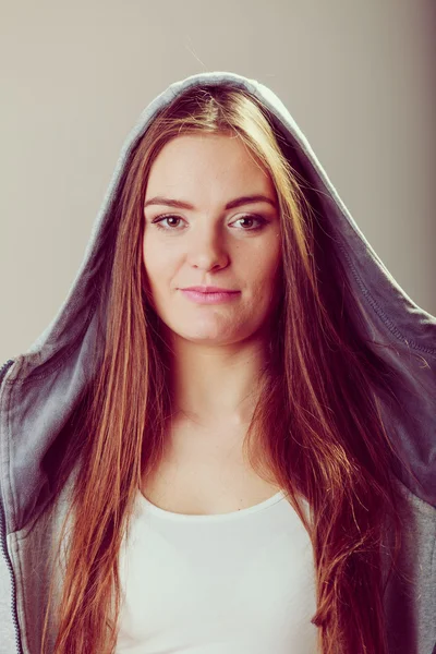 Retrato de chica adolescente bonita en la capucha. —  Fotos de Stock
