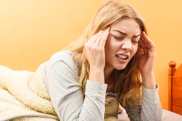 Mujer enferma que sufre de dolor de cabeza . —  Fotos de Stock