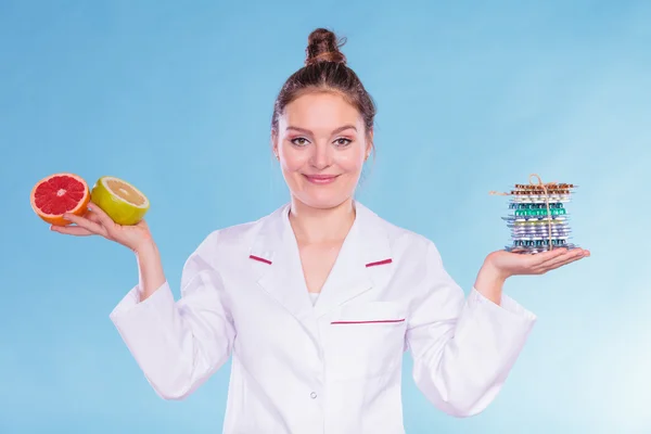 Vrouw met dieet gewichtsverlies pillen en grapefruits. — Stockfoto