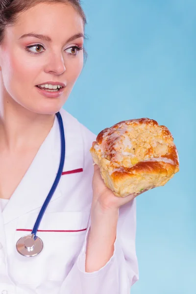 Diététiste avec petit pain sucré. Malsaine malbouffe — Photo