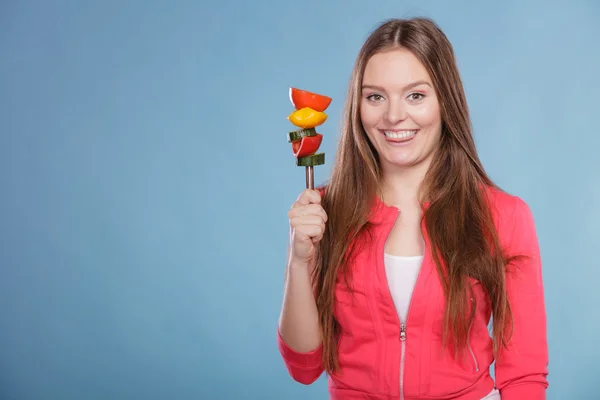 Femme de forme avec des légumes. Régime amaigrissant . — Photo