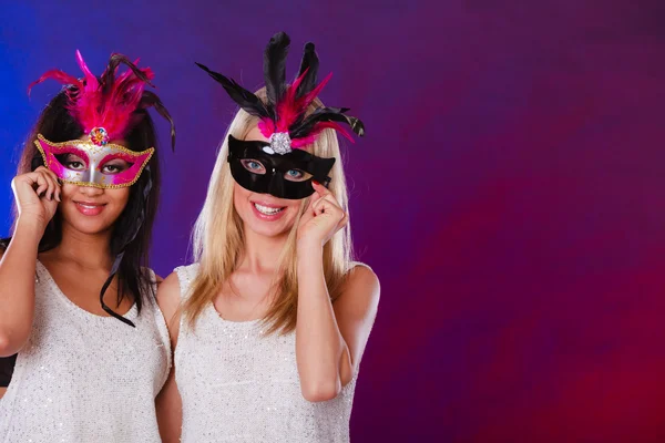 Duas mulheres com máscaras venezianas de carnaval — Fotografia de Stock