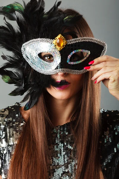 Žena tvář s karnevalovou maskou — Stock fotografie