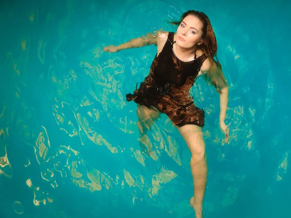 Woman floating relaxing in swimming pool water. — Stock Photo, Image