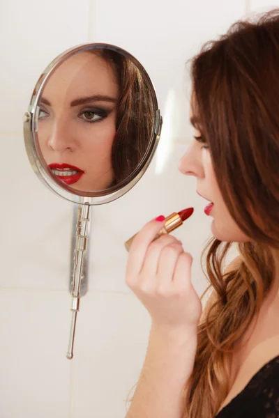 Chica joven haciendo maquillaje —  Fotos de Stock