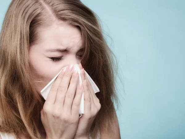Grip alerjisi. Hasta kız mendile hapşırıyor. Sağlık — Stok fotoğraf