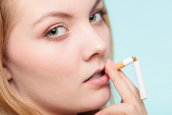 Mädchen bricht Zigarette ab. — Stockfoto