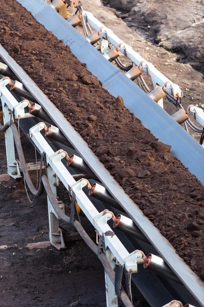 Opencast brown coal mine. Belt conveyor. — Stock Photo, Image