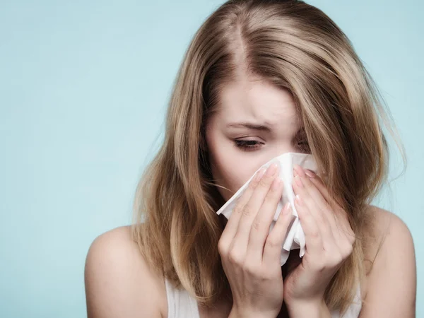 Alergia a la gripe. Niña enferma estornudando en el tejido. Sanidad — Foto de Stock