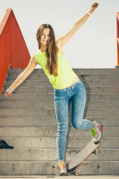 Meisje op trap met skateboard. — Stockfoto