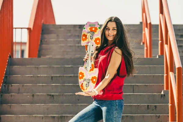 Menina de skate urbano com skate . — Fotografia de Stock