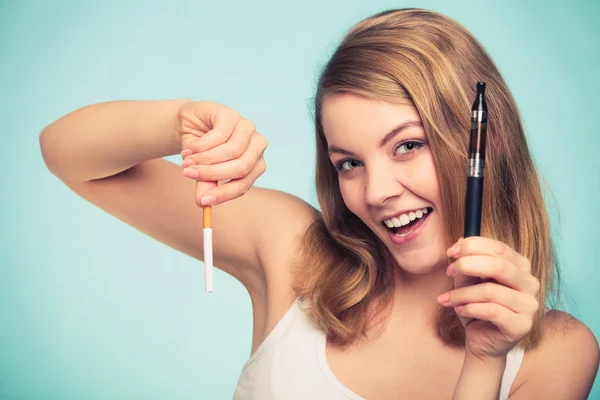 Pretty girl smoking — Stock Photo, Image