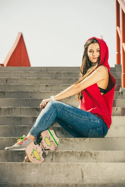 Meisje met skateboard vergadering — Stockfoto