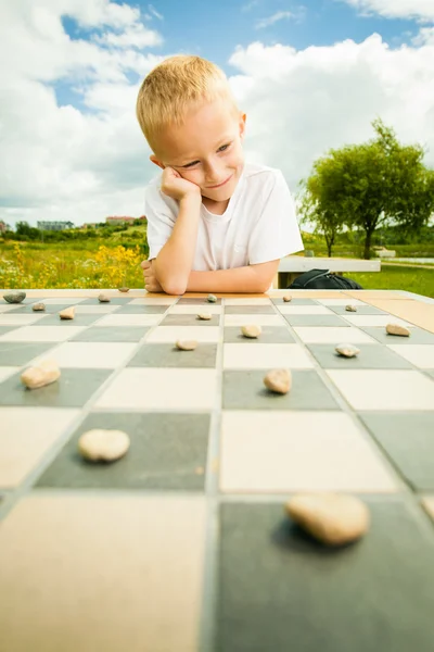 男孩玩跳棋 — 图库照片