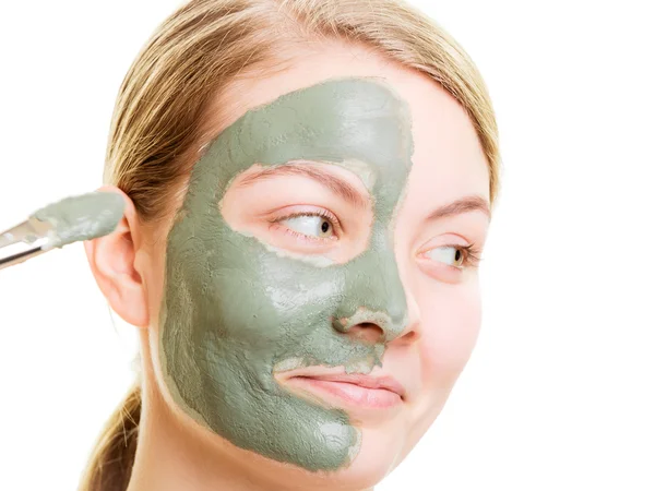 Mujer aplicando máscara — Foto de Stock