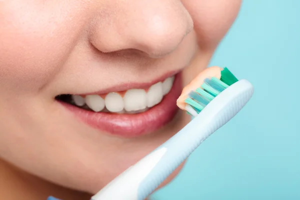 Femme tenant une brosse à dents avec du dentifrice — Photo