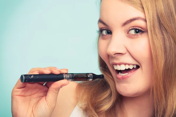 Girl with normal and electronic cigarette. — Stock Photo, Image