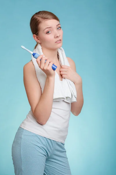 Молодая девушка чистит зубы — стоковое фото