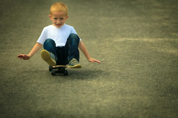 Malý chlapec skateboardingu — Stock fotografie