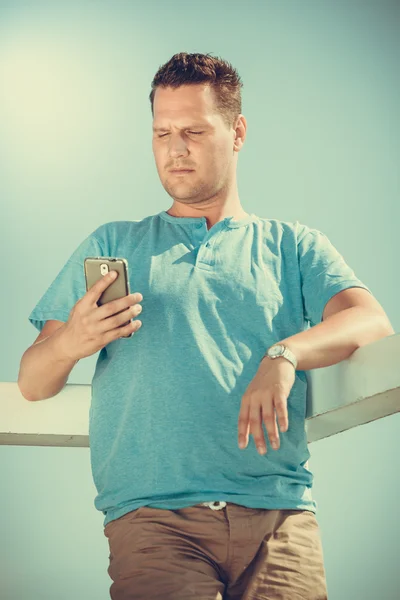 Muž používající smartphone. — Stock fotografie