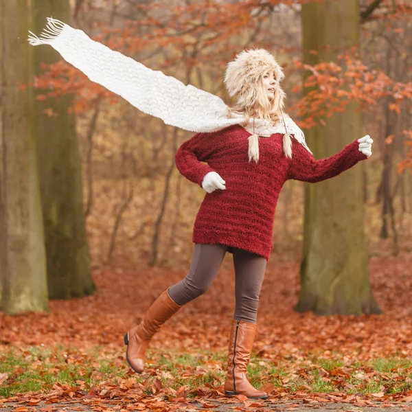 Donna di moda in esecuzione in autunno foresta parco. — Foto Stock