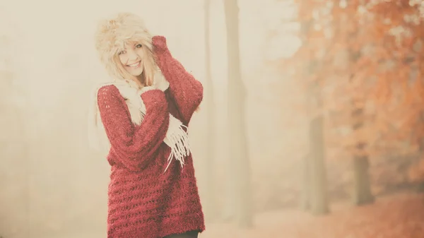Porträtt av ganska leende kvinna i päls vinter mössa — Stockfoto