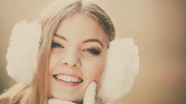 Porträtt av ganska leende kvinna i vita öronmuffar — Stockfoto