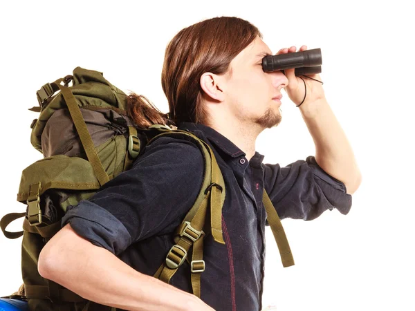 Άνθρωπος τουριστικά backpacker που ψάχνει μέσα από κιάλια. — Φωτογραφία Αρχείου