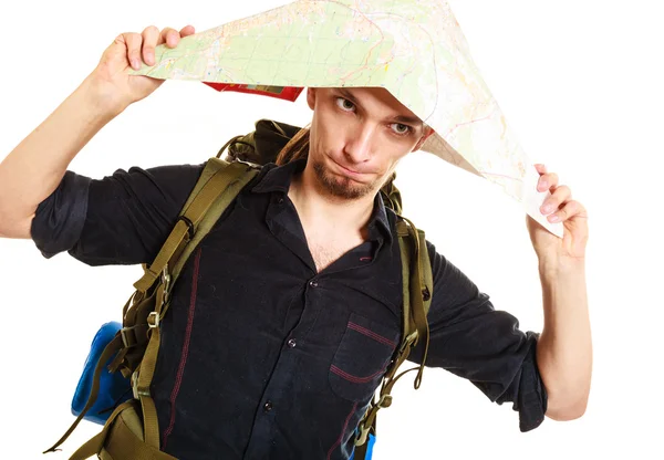 Człowiek turysta Backpacker z papierowym kapeluszem mapy. — Zdjęcie stockowe