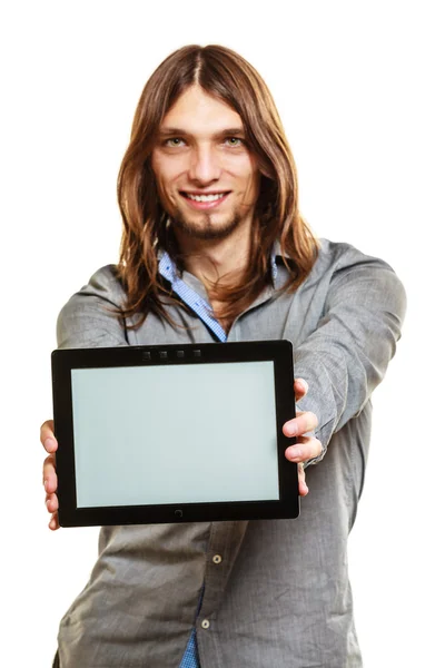 Człowiek posiadający pc tablet. Pusty ekran lato. — Zdjęcie stockowe