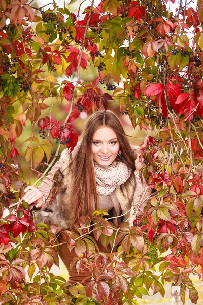 Vrouw mode meisje ontspannen wandelen in herfst park — Stockfoto